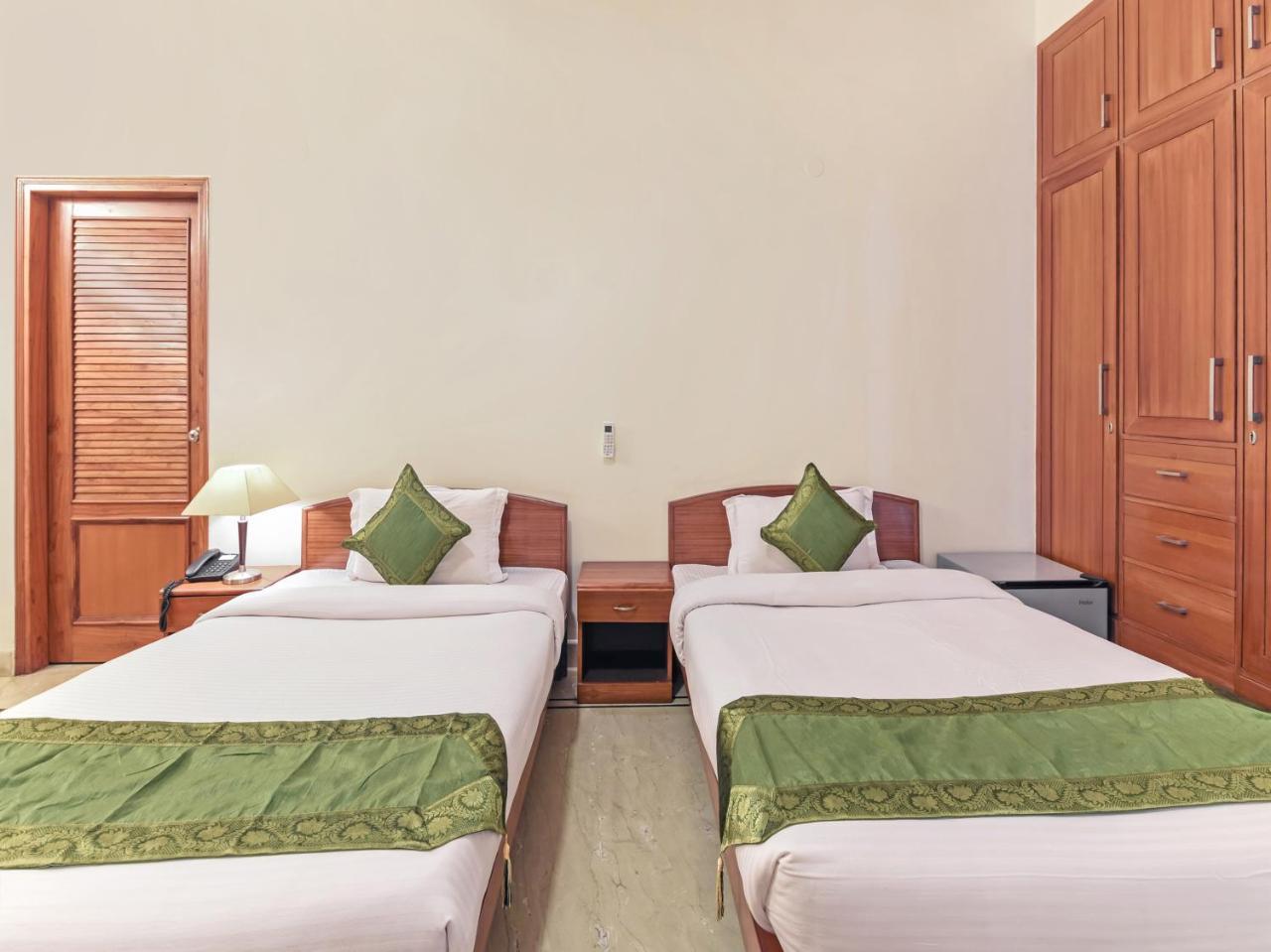 Treebo Trip The Nest Corporate Greater Noida Exterior foto