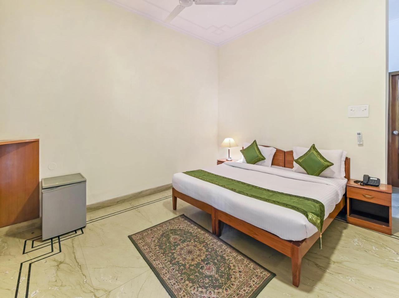 Treebo Trip The Nest Corporate Greater Noida Exterior foto