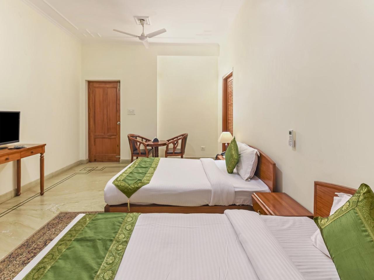 Treebo Trip The Nest Corporate Greater Noida Exterior foto