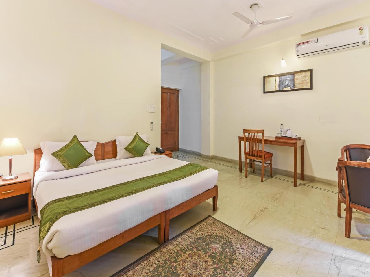 Treebo Trip The Nest Corporate Greater Noida Exterior foto