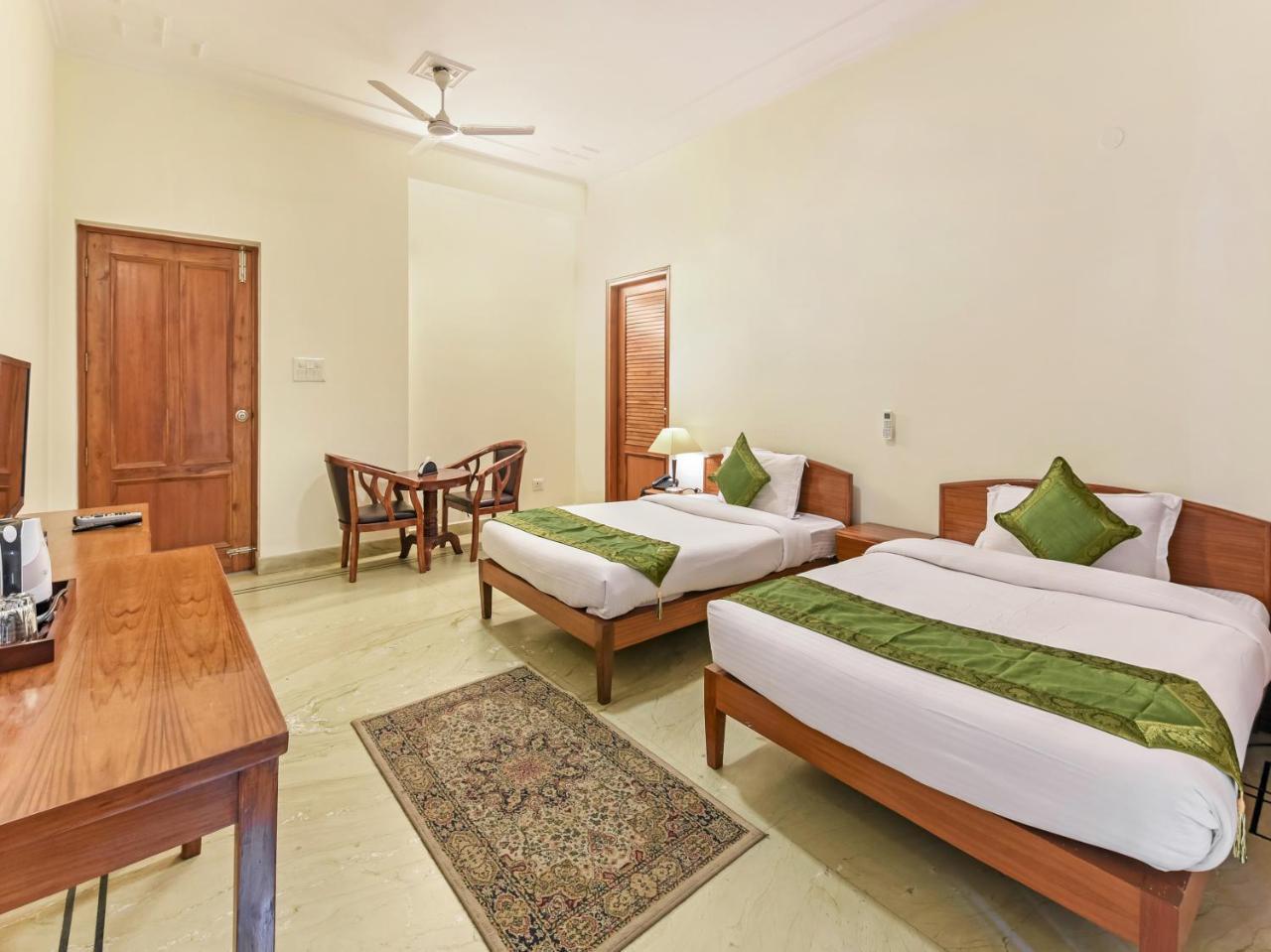 Treebo Trip The Nest Corporate Greater Noida Exterior foto